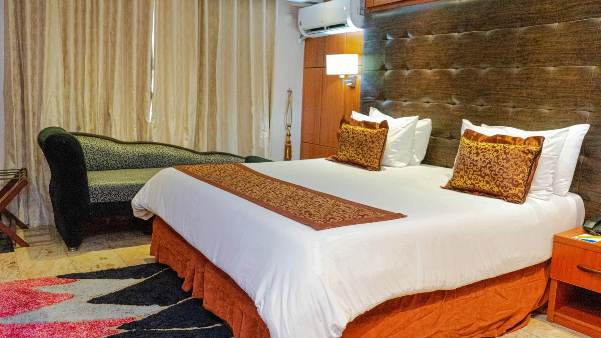 Golden Tulip Hotel- Evergreen Порт Харкорт Екстериор снимка