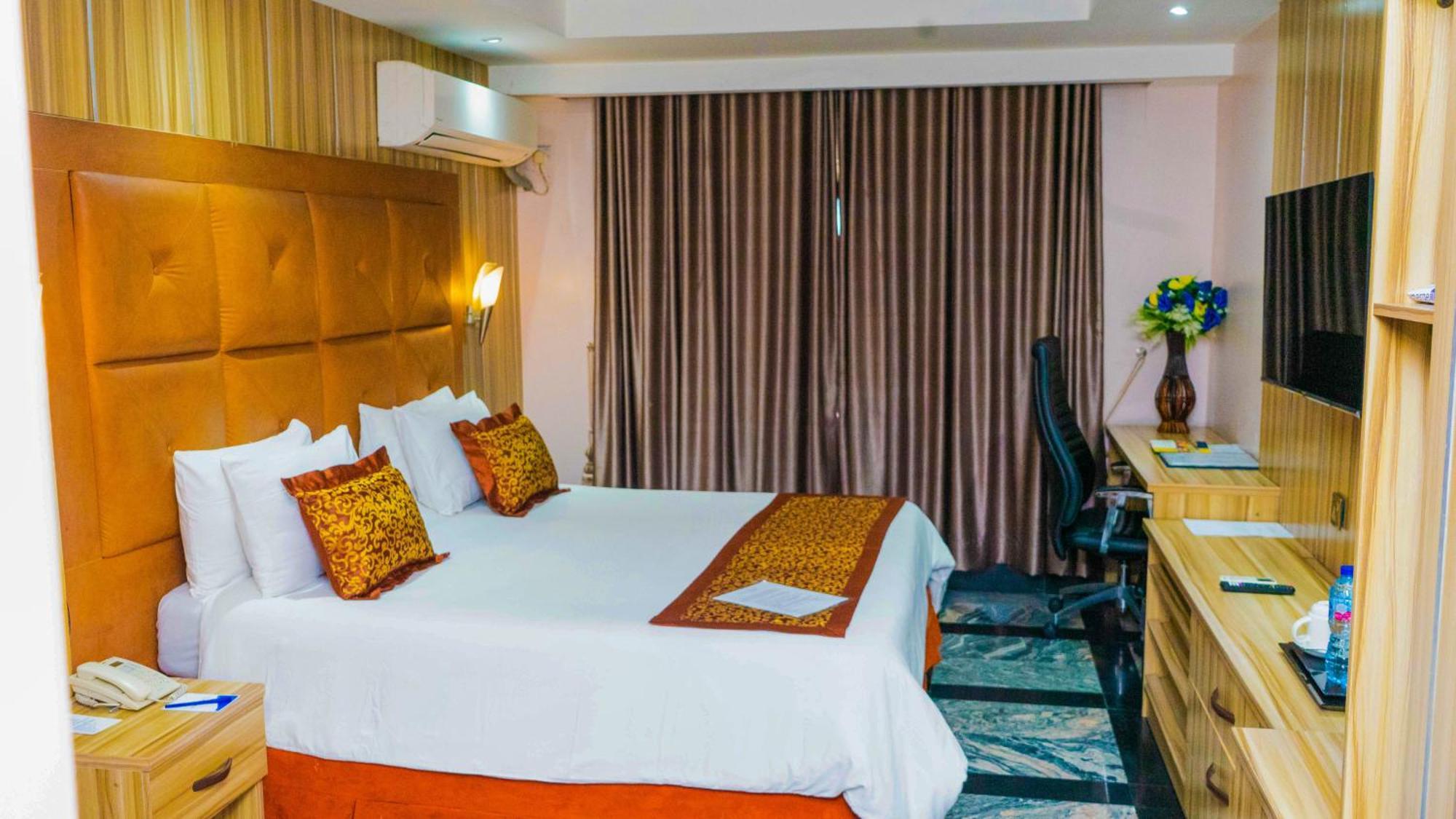 Golden Tulip Hotel- Evergreen Порт Харкорт Екстериор снимка